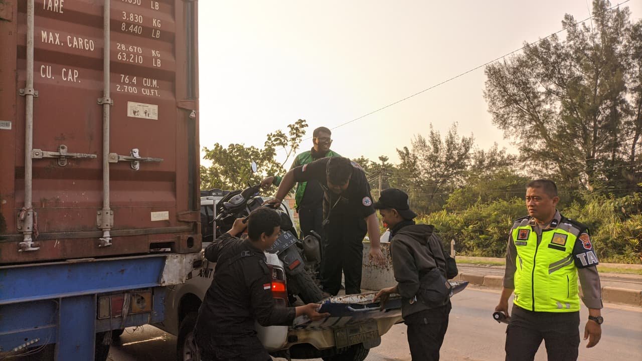 EVAKUASI BARANG BUKTI - Polisi mengevakuasi sepeda motor N-Max yang mengalami kecelakaan menabrak truk yang sedang diparkir di pinggir jalan, di Jalan Arteri Yos Sudarso, kawasan Cipta, Bandarharjo, Semarang Utara, Rabu (3/6/2026). (dul)