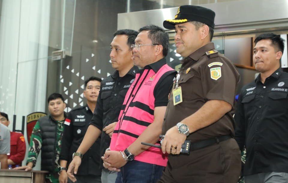 DITAHAN - Mantan Wakil Kepala Badan Gizi Nasional (BGN), Irjen Pol (Purn) Sony Sinjaya, ditahan Kejaksaan Agung (Kejagung) setelah menjadi tersangka skandal mega korupsi program Makan Bergizi Gratis (MBG), Rabu (3/6/2026).