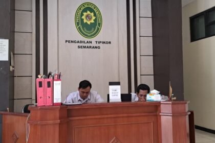 TIPIKOR--Staf Pengadilan Tipikor Semarang berjaga di resepsinis area pengadilan. (bae)