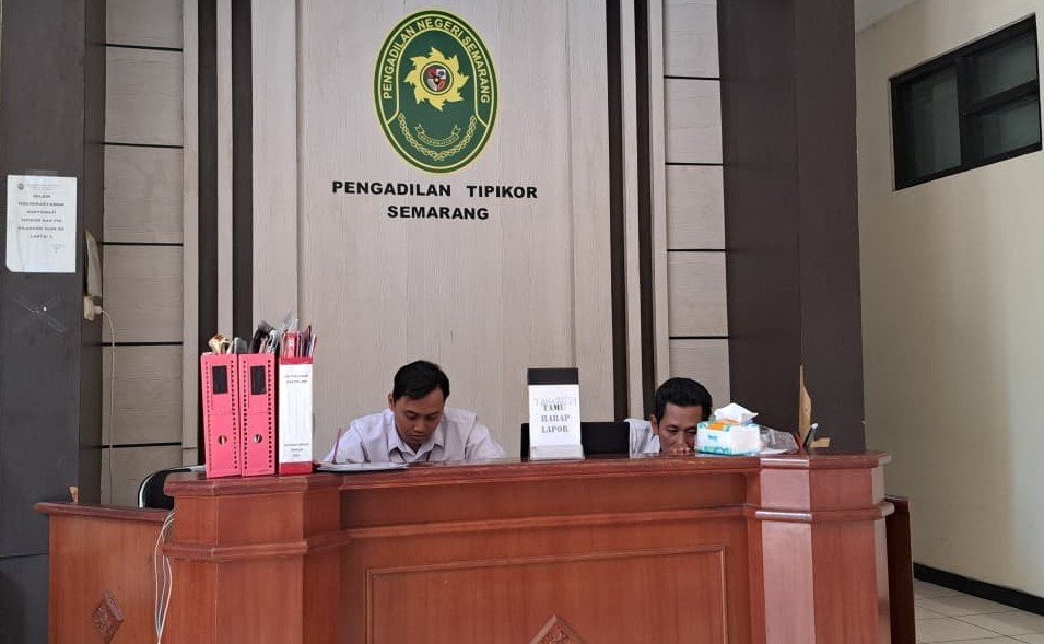 TIPIKOR--Staf Pengadilan Tipikor Semarang berjaga di resepsinis area pengadilan. (bae)