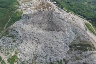 LAUTAN SAMPAH --Gunungan sampah tampak menjulang di kawasan TPA Jatibarang, Semarang. (ist)