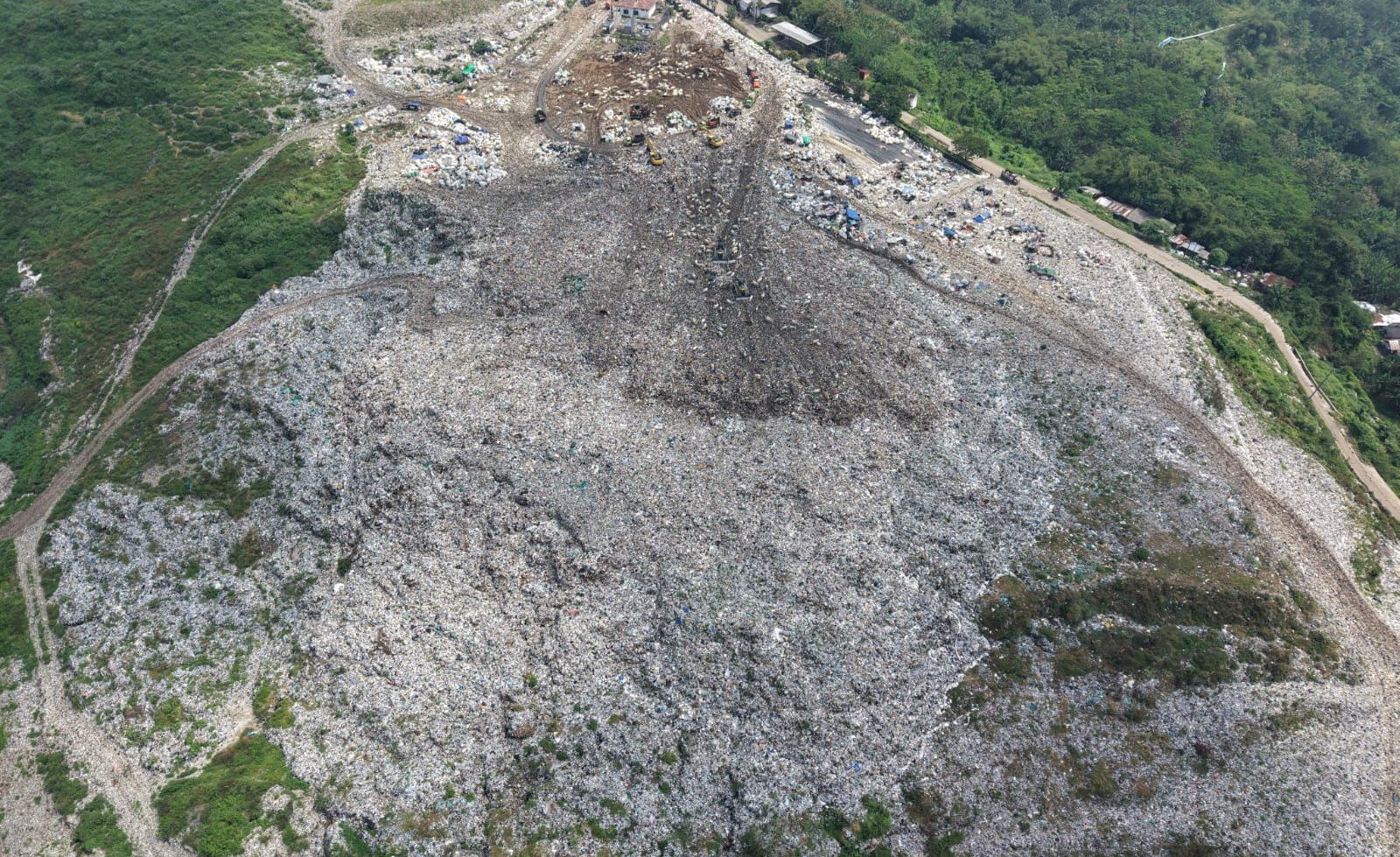 LAUTAN SAMPAH --Gunungan sampah tampak menjulang di kawasan TPA Jatibarang, Semarang. (ist)