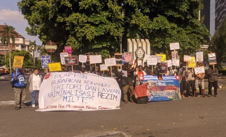 SIAPKAN DEMO LEBIH BESAR - Mahasiswa di Semarang menggelar aksi demonstrasi, Jumat (5/6/2026). Mereka menyiapkan aksi massa lebih besar pada 11 Juni 2026 mendatang. (dul)