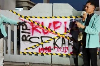SEGEL KANTOR BI - Sejumlah mahasiswa secara simbolik menyegel kantor BI Jateng, di Kota Semarang, Jumat (6/6/2026). Mahasiswa menyoroti rupiah yang terus melemah hingga tembus lebih dari Rp18.000 per dolar AS. (dul)