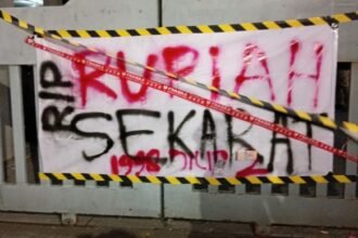 SEGEL KANTOR BI - Sejumlah mahasiswa secara simbolik menyegel kantor BI Jateng, di Kota Semarang, Jumat (6/6/2026). Mahasiswa menyoroti rupiah yang terus melemah hingga tembus lebih dari Rp18.000 per dolar AS. (dul)