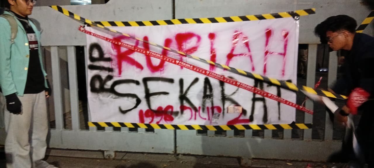 SEGEL KANTOR BI - Sejumlah mahasiswa secara simbolik menyegel kantor BI Jateng, di Kota Semarang, Jumat (6/6/2026). Mahasiswa menyoroti rupiah yang terus melemah hingga tembus lebih dari Rp18.000 per dolar AS. (dul)