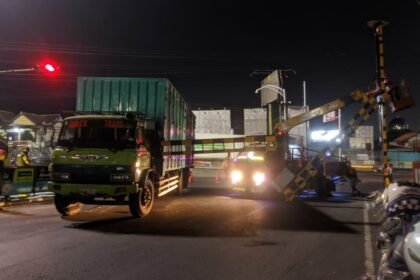 PORTAL TUMBANG - Portal pembatas tinggi kendaraan di Jerakah, Kota Semarang, tumbang dihantam truk logistik, Jumat (5/6/2026) tengah malam. (dul)