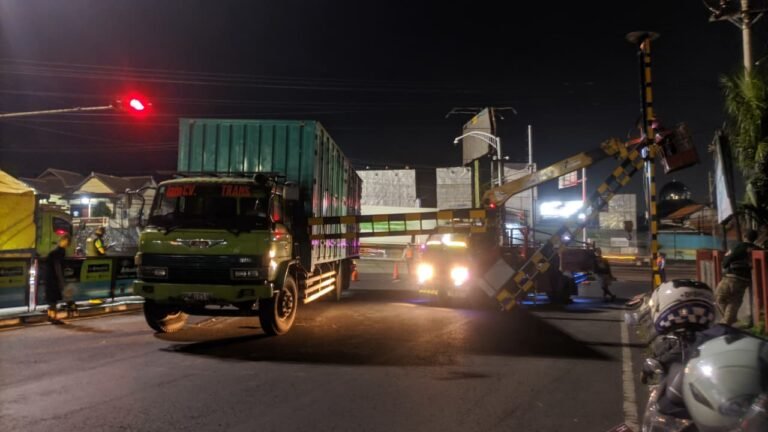PORTAL TUMBANG - Portal pembatas tinggi kendaraan di Jerakah, Kota Semarang, tumbang dihantam truk logistik, Jumat (5/6/2026) tengah malam. (dul)
