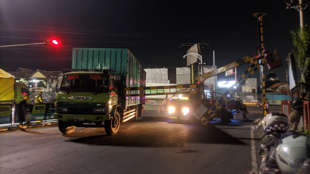 PORTAL TUMBANG - Portal pembatas tinggi kendaraan di Jerakah, Kota Semarang, tumbang dihantam truk logistik, Jumat (5/6/2026) tengah malam. (dul)