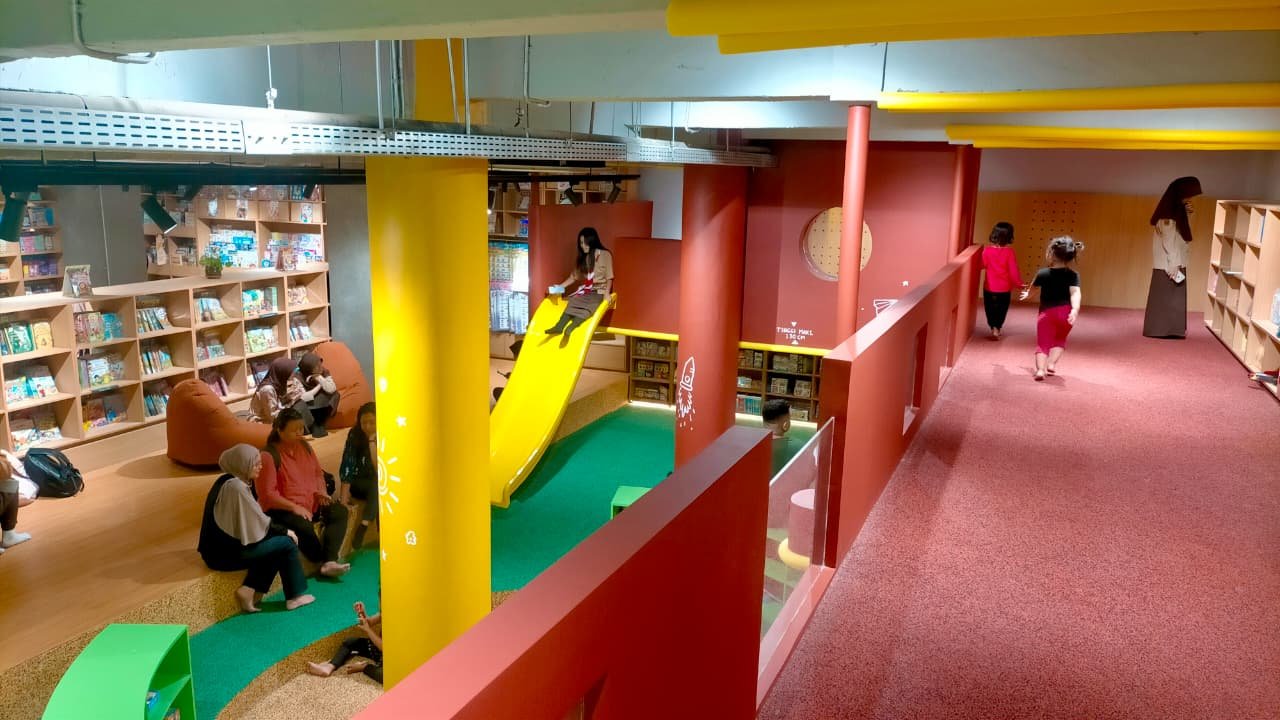 TOKO BUKU KEKINIAN - Sejumlah pengunjung menikmati membaca buku di salah satu spot di toko buku Gramedia Jalma, di Jalan Pandanaran, Semarang. (dul)