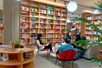 TOKO BUKU KEKINIAN - Sejumlah pengunjung menikmati membaca buku di salah satu spot di toko buku Gramedia Jalma, di Jalan Pandanaran, Semarang. (dul)