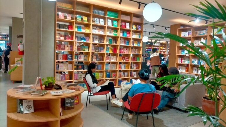 TOKO BUKU KEKINIAN - Sejumlah pengunjung menikmati membaca buku di salah satu spot di toko buku Gramedia Jalma, di Jalan Pandanaran, Semarang. (dul)