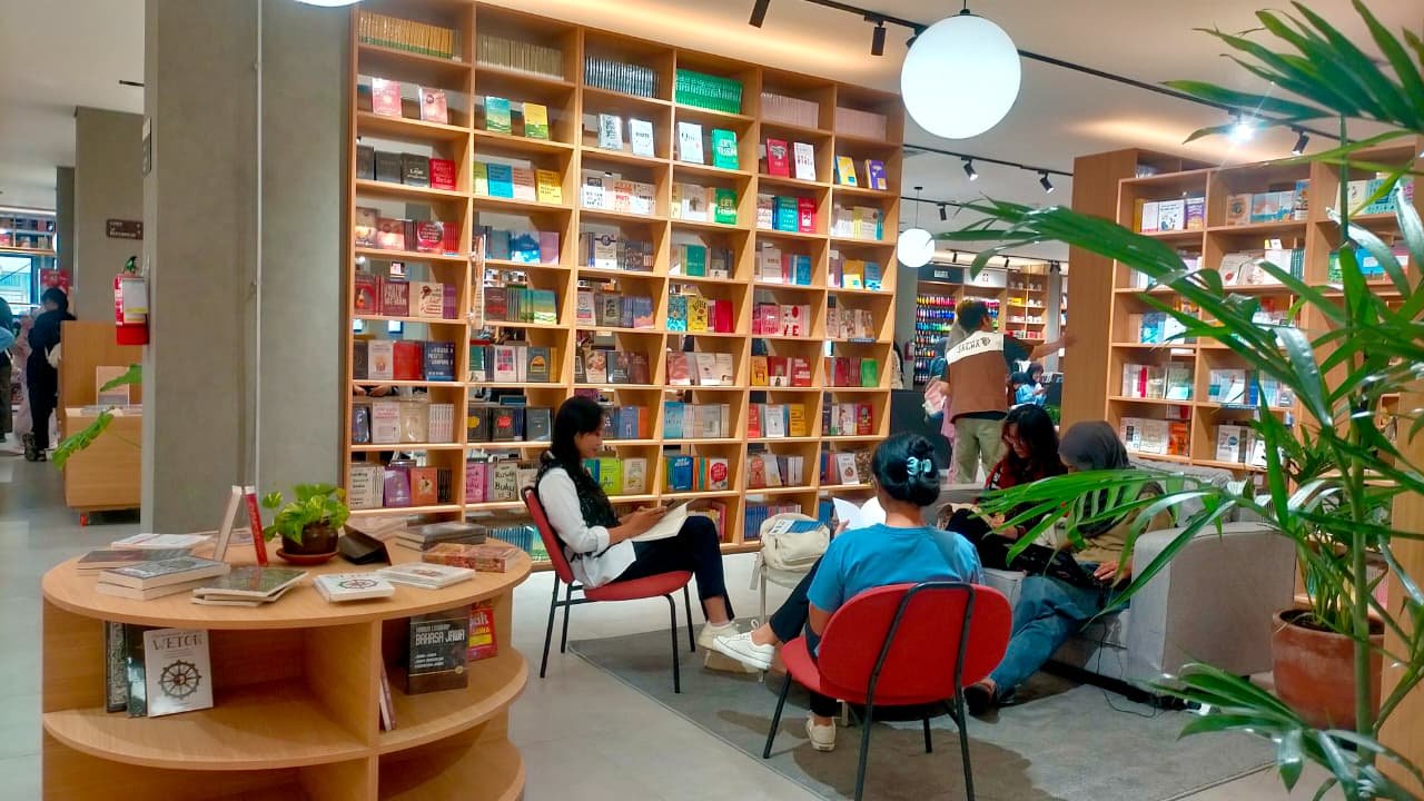 TOKO BUKU KEKINIAN - Sejumlah pengunjung menikmati membaca buku di salah satu spot di toko buku Gramedia Jalma, di Jalan Pandanaran, Semarang. (dul)
