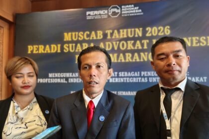Sekretaris Jenderal DPN Peradi SAI, Patra M. Zen (tengah), didampingi Ketua Peradi SAI Kota Semarang (kanan), berbicara kepada wartawan usai mengisi seminar rangkaian Muscab di Semarang, Sabtu (6/6/2026). (ist)