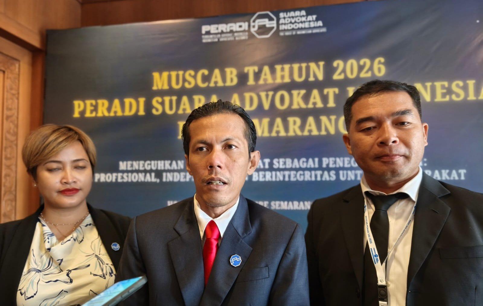 Sekretaris Jenderal DPN Peradi SAI, Patra M. Zen (tengah), didampingi Ketua Peradi SAI Kota Semarang (kanan), berbicara kepada wartawan usai mengisi seminar rangkaian Muscab di Semarang, Sabtu (6/6/2026). (ist)