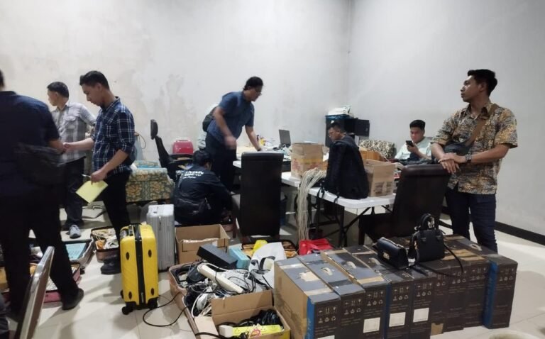 GELEDAH RUMAH--Petugas Imigrasi menggeledah rumah di kawasan perumahan elit Anjasmoro, Semarang, yang diduga jadi markas sindikat love scamming. (ist)