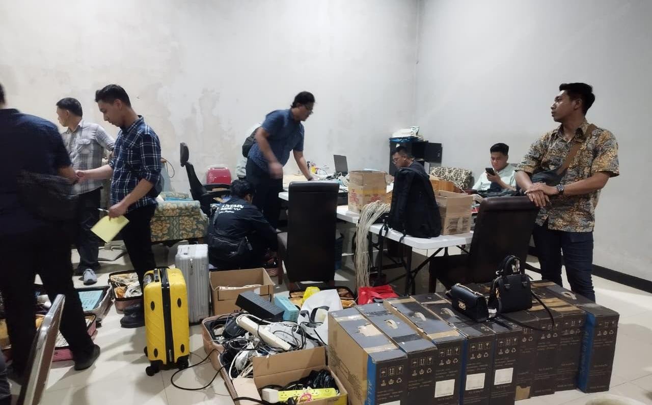 GELEDAH RUMAH--Petugas Imigrasi menggeledah rumah di kawasan perumahan elit Anjasmoro, Semarang, yang diduga jadi markas sindikat love scamming. (ist)