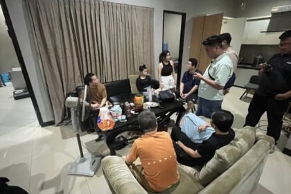 INTEROGASI WNA--Petugas Imigrasi menginterogasi WNA China dan WNI yang diduga terlibat dalam aksi love scamming dari Semarang. (ist)