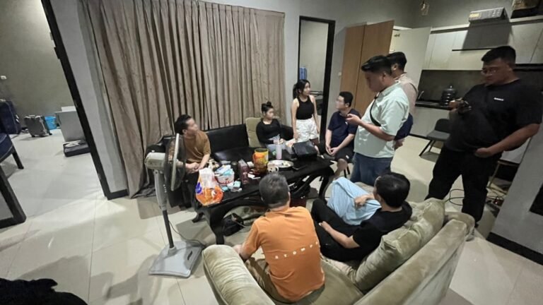 INTEROGASI WNA--Petugas Imigrasi menginterogasi WNA China dan WNI yang diduga terlibat dalam aksi love scamming dari Semarang. (ist)
