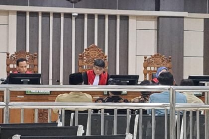 SAKSI SIDANG--Ratinudin Yusup (kemeja cokelat) mengungkap keterlibatan TNI dalam rapat pembelian tanah Cilacap, dalam sidang pencucian uang, Senin (8/6/2026). (bae)