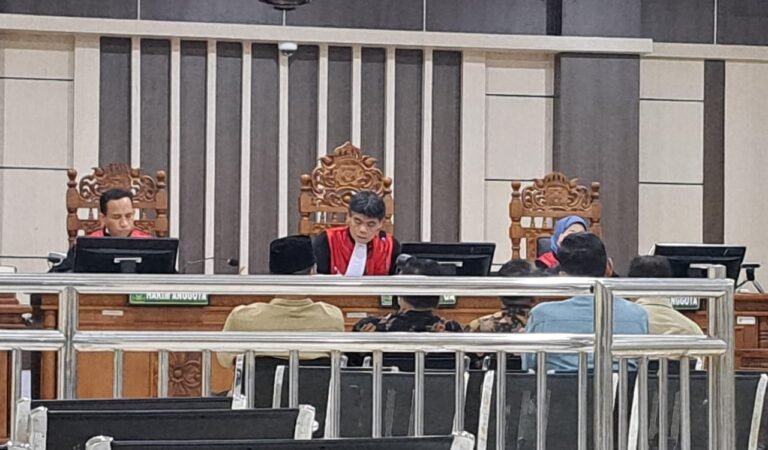SAKSI SIDANG--Ratinudin Yusup (kemeja cokelat) mengungkap keterlibatan TNI dalam rapat pembelian tanah Cilacap, dalam sidang pencucian uang, Senin (8/6/2026). (bae)