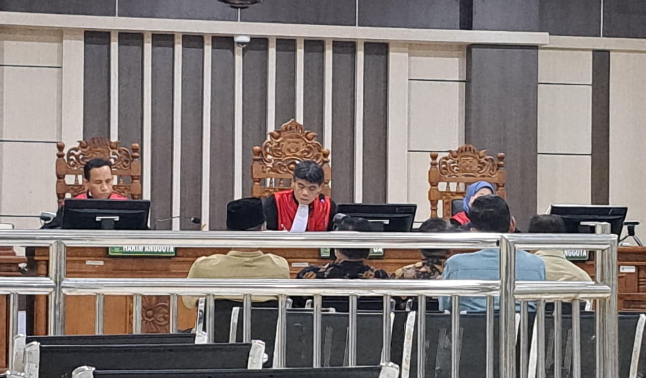 SAKSI SIDANG--Ratinudin Yusup (kemeja cokelat) mengungkap keterlibatan TNI dalam rapat pembelian tanah Cilacap, dalam sidang pencucian uang, Senin (8/6/2026). (bae)