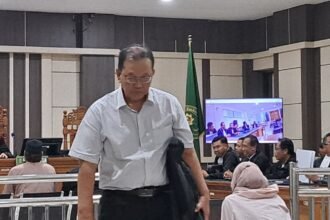 SAKSI SIDANG--Notaris Rekowarno berjalan meninggalkan ruangan usai bersaksi di sidang kasus TPPU terdakwa Gus Yazid, Seni (8/6/2026). (bae)