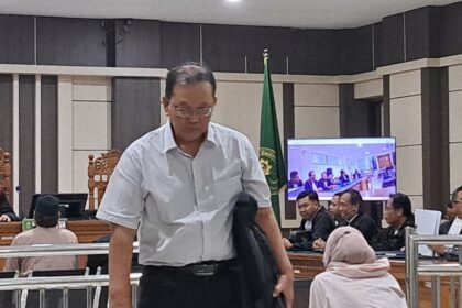 SAKSI SIDANG--Notaris Rekowarno berjalan meninggalkan ruangan usai bersaksi di sidang kasus TPPU terdakwa Gus Yazid, Seni (8/6/2026). (bae)
