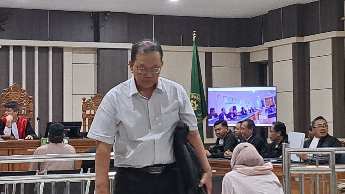 SAKSI SIDANG--Notaris Rekowarno berjalan meninggalkan ruangan usai bersaksi di sidang kasus TPPU terdakwa Gus Yazid, Seni (8/6/2026). (bae)