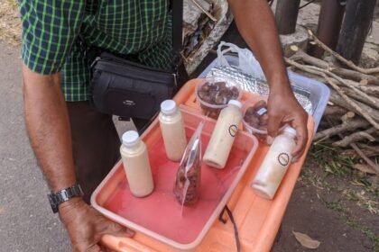 TERPUKUL PELEMAHAN RUPIAH - Pelaku UMKM atau pedagang kecil, sedang mengantarkan dagangan kepada pemesan, Senin (9/6/2026). Pelemahan rupiah memukul mereka, tapi memilih menahan harga agar dagangan tak semakin sepi. (dul)