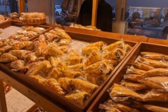TERPENGARUH KENAIKAN DOLAR - Bahan baku pembuatan kue terpengaruh melemahnya rupiah dan melejitnya dolar. Pedagang pun terpaksa menaikkan harga jualan. (dul)