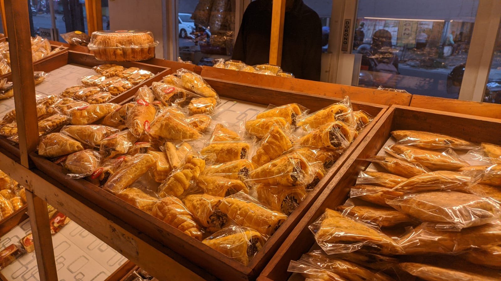 TERPENGARUH KENAIKAN DOLAR - Bahan baku pembuatan kue terpengaruh melemahnya rupiah dan melejitnya dolar. Pedagang pun terpaksa menaikkan harga jualan. (dul)
