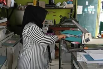 LAYANI PELANGGAN - Pelaku usaha fotokopi di Ngaliyan, Semarang, sedang melayani pelanggan. Mereka mengaku empot-empotan menghadapi harga kertas yang terus melambung tinggi, dampak melemahnya rupiah. (dul)