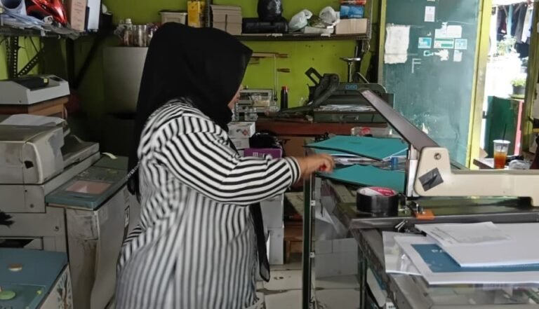 LAYANI PELANGGAN - Pelaku usaha fotokopi di Ngaliyan, Semarang, sedang melayani pelanggan. Mereka mengaku empot-empotan menghadapi harga kertas yang terus melambung tinggi, dampak melemahnya rupiah. (dul)