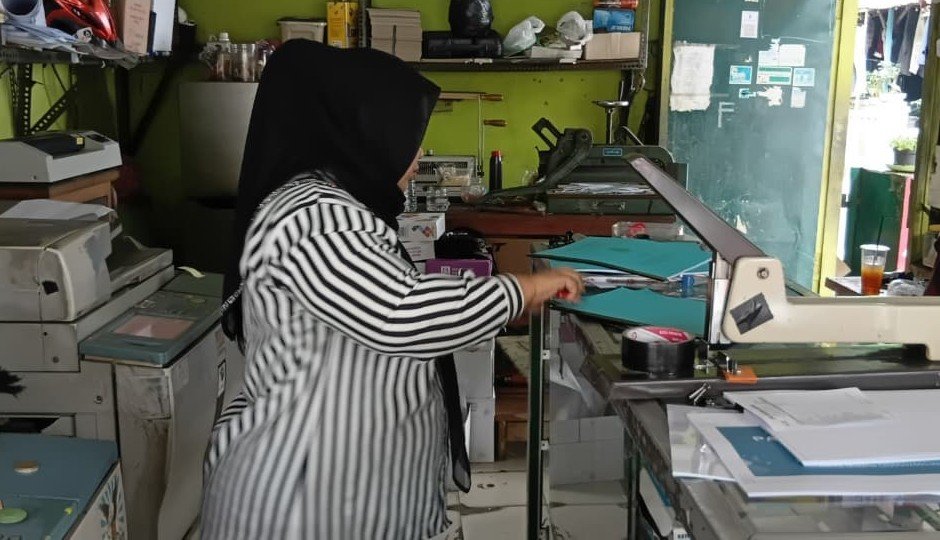 LAYANI PELANGGAN - Pelaku usaha fotokopi di Ngaliyan, Semarang, sedang melayani pelanggan. Mereka mengaku empot-empotan menghadapi harga kertas yang terus melambung tinggi, dampak melemahnya rupiah. (dul)