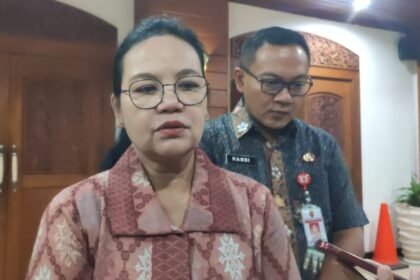 SAMPAIKAN PERNYATAAN PUBLIK - Wali Kota Semarang, Agustina Wilujeng memberi keterangan pers di kantornya. (ist)