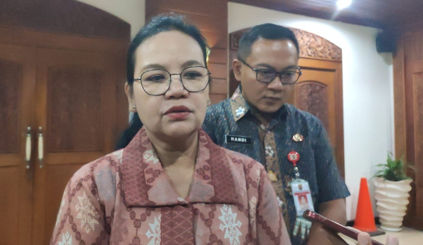 SAMPAIKAN PERNYATAAN PUBLIK - Wali Kota Semarang, Agustina Wilujeng memberi keterangan pers di kantornya. (ist)