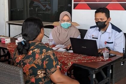 BEROBAT GRATIS--Warga mengikuti program pengobatan gratis yang digelar di Panti Marhaen DPD PDIP Jateng, Rabu (10/6/2026). (bae)