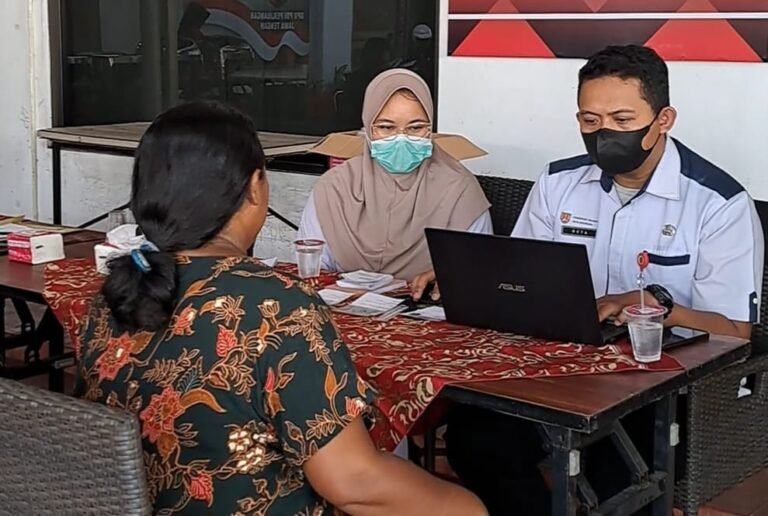 BEROBAT GRATIS--Warga mengikuti program pengobatan gratis yang digelar di Panti Marhaen DPD PDIP Jateng, Rabu (10/6/2026). (bae)