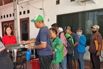 MAKAN GRATIS--Warga berbagai latar belakang mengikuti menik.ati makan gratis program Dapur Marhaen di kantor DPD PDIP Jateng, Rabu (10/6/2026). (bae)