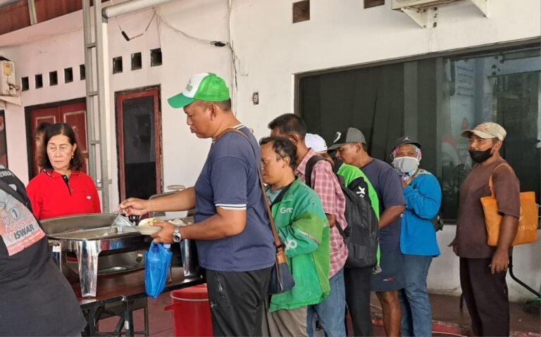 MAKAN GRATIS--Warga berbagai latar belakang mengikuti menik.ati makan gratis program Dapur Marhaen di kantor DPD PDIP Jateng, Rabu (10/6/2026). (bae)