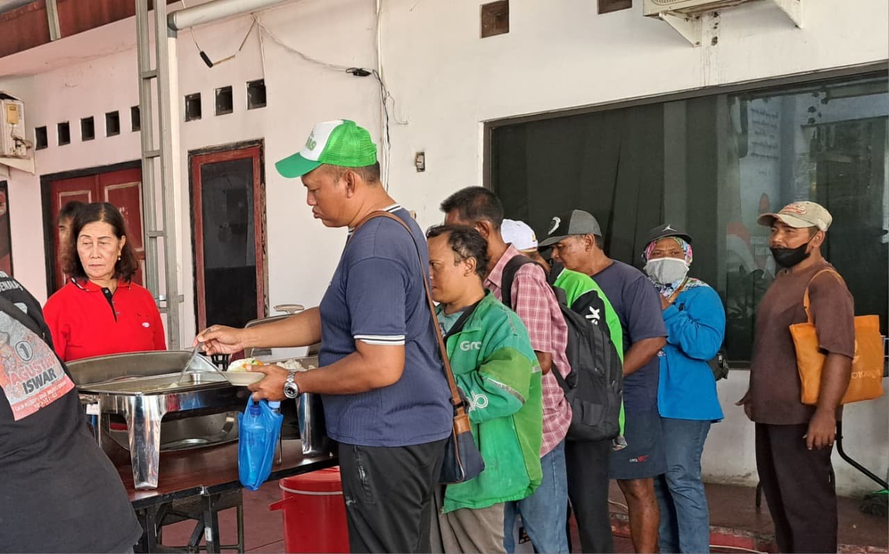 MAKAN GRATIS--Warga berbagai latar belakang mengikuti menik.ati makan gratis program Dapur Marhaen di kantor DPD PDIP Jateng, Rabu (10/6/2026). (bae)