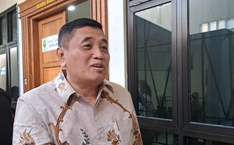 BANTAH TERIMA--Ketua DPRD Cilacap, Taufik Nurhidayat membantah menerima uang di kasus TPPU BUMD Cilacap. Ia mengatakan itu di sidang Pengadilan Tipikor Semarang, Rabu (10/6/2026). (bae)