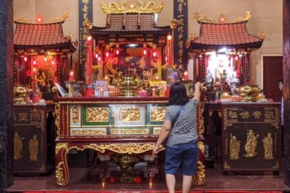 MELANGITKAN DOA - Seorang perempuan menyalakan dan menaruh dupa setelah berdoa di sebuah klenteng di kawasan Pecinan, Semarang. (dul)