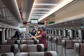 NAIK KERETA--Pengguna layanan kereta api menikmati perjalanan dengan KA Gumarang. (bae)