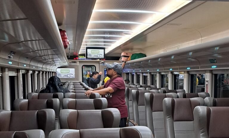 NAIK KERETA--Pengguna layanan kereta api menikmati perjalanan dengan KA Gumarang. (bae)