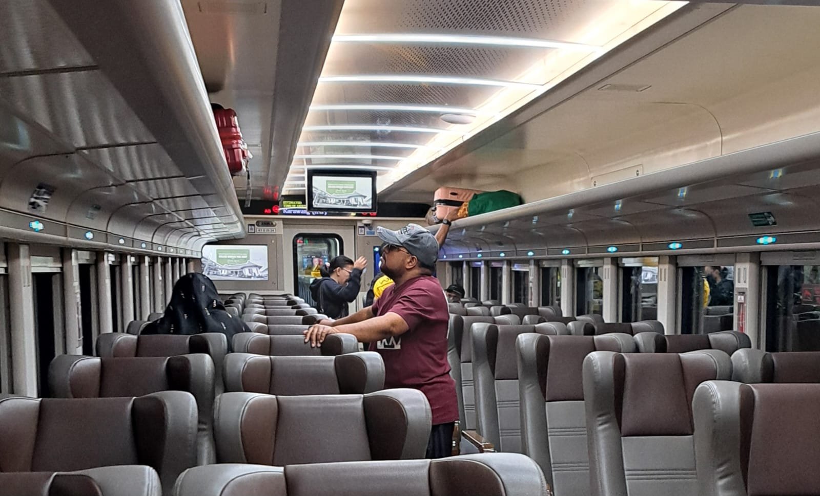 NAIK KERETA--Pengguna layanan kereta api menikmati perjalanan dengan KA Gumarang. (bae)
