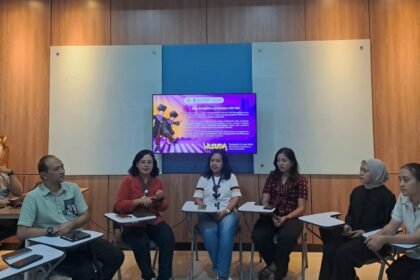 WISUDA RAMAH LINGKUNGAN - Civitas akademika SCU Semarang menjelaskan konsep wisuda berbasis AI, yang lebih ramah lingkungan dan simpel. (eka)