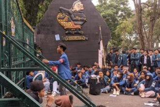 MASSA AKSI - Mahasiswa menggelar aksi demonstrasi menyoroti tata kelola negara yang carut-matur oleh rezim Prabowo-Gibran, di depan gedung DPRD Jateng, Jumat (12/6/2026). (dul)