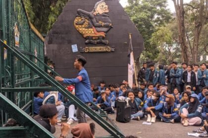 MASSA AKSI - Mahasiswa menggelar aksi demonstrasi menyoroti tata kelola negara yang carut-matur oleh rezim Prabowo-Gibran, di depan gedung DPRD Jateng, Jumat (12/6/2026). (dul)